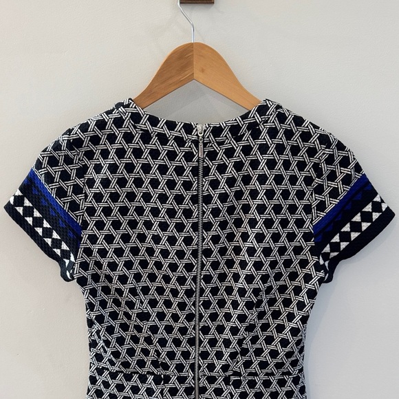 🔷 H&M Black & Blue Geometric Midi Dress
Size Small - Picture 3 of 8